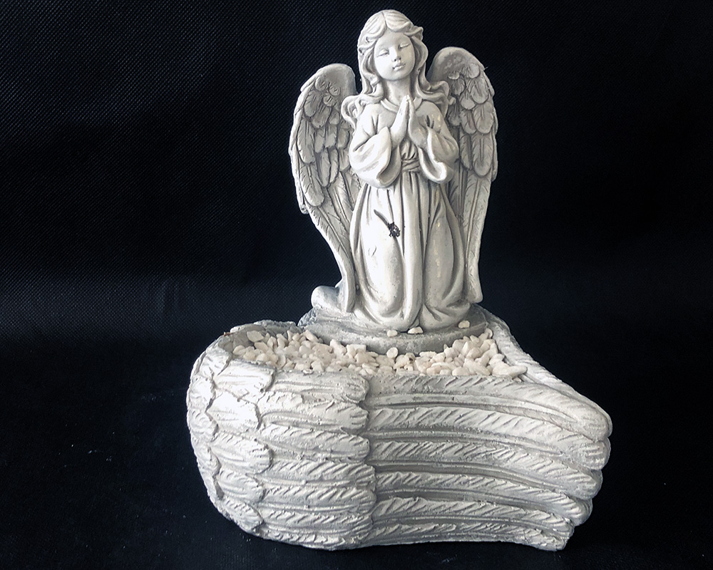 Náhrobná dekorácia anjel s krídlami, kľačiaci na srdci s kamienkami