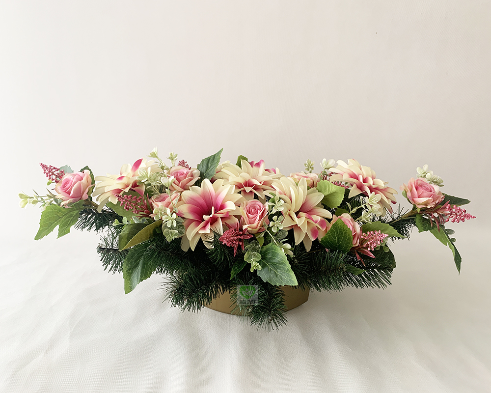 Ikebana náhrobná s kvetmi ružovo, krémovo biele, s ružami a zelenými listami