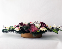 Náhrobná ikebana, loďka zaťažená, ruža krémová a fialová,odpočívaj v pokoji.