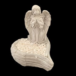 Náhrobná dekorácia anjel s krídlami kľačiaci na srdci s kamienkami