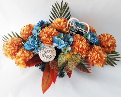 Náhrobná ikebana, chrzyantéma oranžová, hortenzia modrá