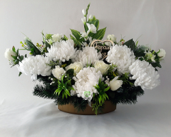 Nhrobn ikebana chryzanma a rua biela v lodike