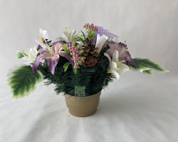 Nhrobn ikebana fialov kvety biele alie s fialovou maou