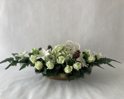 Náhrobná ikebana ruža, ľalia, hortenzia bielo zelená v lodičke veľkej