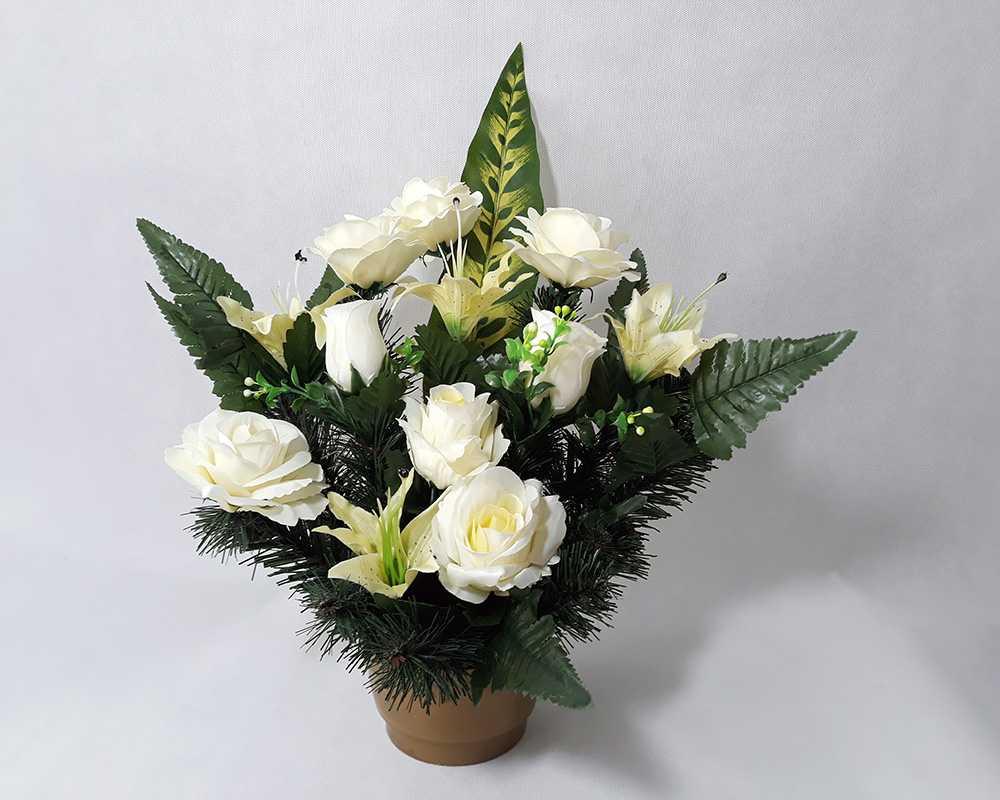 Náhrobná ikebana v miske,kvety bielo - krémové, zelené doplnky.